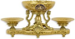 EEN BRONZEN DRIE-TIER PORSELEINEN PRONKSTUK