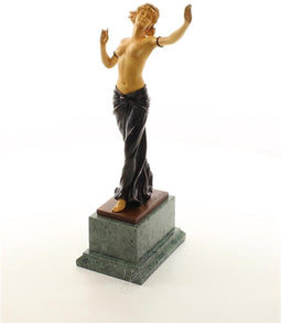 EEN BRONZEN HOUTEN SCULPTUUR VAN EEN JONGE VROUW