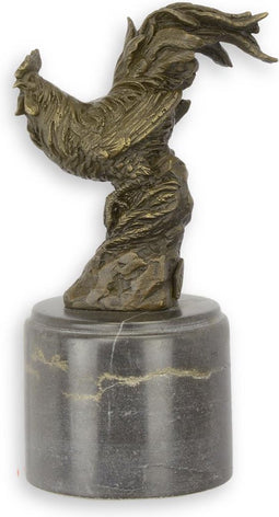 EEN BRONZEN SCULPTUUR VAN EEN KLEINE HAAN OP EEN ZWART MARMEREN SOKKEL