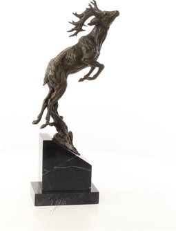 EEN BRONZEN SCULPTUUR VAN EEN SPRINGEND HERT