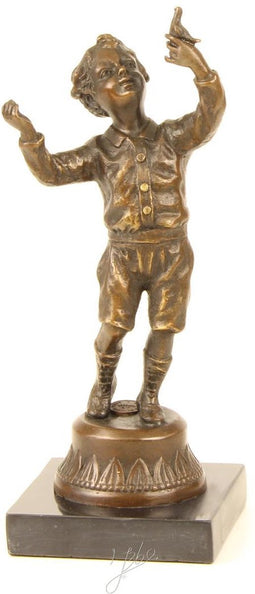 EEN BRONZEN SPELENDE JONGEN H: 23 CM