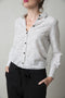 Een getailleerde blouse van zachte viscose.