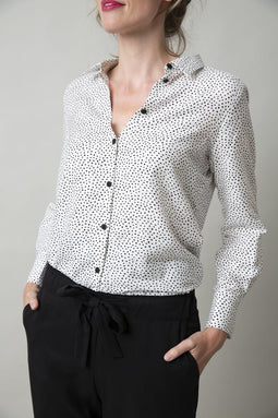 Een getailleerde blouse van zachte viscose.
