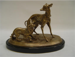 EEN GROEP KOPEREN HONDEN OP PORSELEINEN VOET