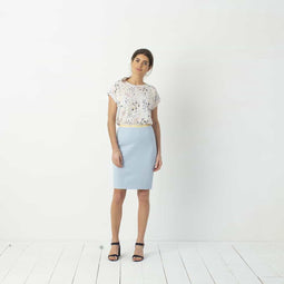 Een lichtblauwe stretchrok van viscose.