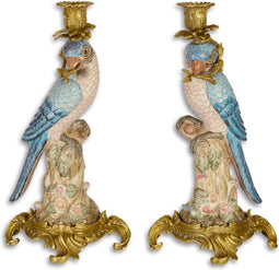 EEN MESSING GEMONTEERDE PORSELEINEN PAPEGAAI KANDELAAR SET VAN 2