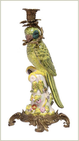 EEN MESSING GEMONTEERDE PORSELEINEN PAPEGAAI KANDELAAR (SET VAN 2)