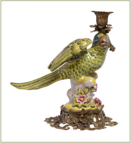 EEN MESSING GEMONTEERDE PORSELEINEN PAPEGAAI KANDELAAR