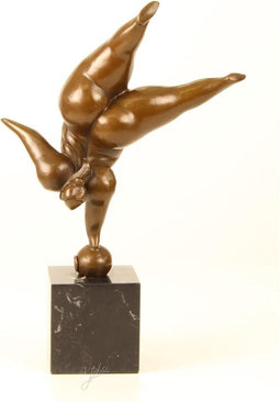EEN MODERNISTISCHE BRONZEN SCULPTUUR VAN EEN BALANCERENDE DAME