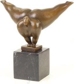 EEN MODERNISTISCHE BRONZEN SCULPTUUR VAN EEN DANSERES