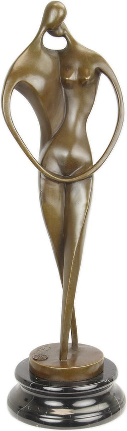EEN MODERNISTISCHE BRONZEN SCULPTUUR VAN EEN KUSSEND PAAR