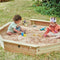 Plum Play Giant Houten Zandbak - 1,5 x 1,5 m - Inclusief dekse en grondzeil - Natuurlijk hout
