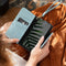 Selencia Hoesje Geschikt voor iPhone 13 Pro Hoesje Met Pasjeshouder - Selencia Surya 2-in-1 Uitneembare Vegan Lederen Bookcase - Blauw