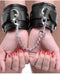 Frisky Kunstleren Boeien Met Hangslot En Ketting - Zwart - handboeien