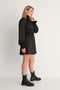 NA-KD Padded Shoulder Mini Jurk - Opstaande kraag - Gewatteerde schouders - Zwart - Maat 38