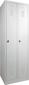 Garderobekast voorzien van legborden in alle kolommen Aantal deuren 3 Aantal legborden 12 Breedte 89CM Hoogte 180CM Kleur frame Wit (RAL9010) Soort poot Op de sokkel Slot Met sleutel en cilinderslot