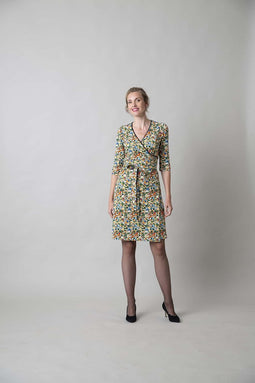 Gebloemde wikkeljurk met kantrandje langs de hals.