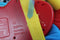 Playgro Comfy Car - Pluchen zitkussen Baby - Activiteitenkussen met geluid - Rood