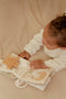 Little Dutch - Newborn Buggyboekje - Zacht activiteitenboekje met knisperpapier en rammeltje - Wit