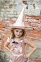 Great Pretenders Verkleedkledij Glam Witch - Heksenjurk met hoed - Roze - Maat 7-8 jaar