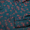 Groene blouse met bloemen gemaakt van EcoVero viscose.