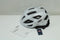 ABUS Macator Fietshelm - S (51-55 cm) - Sportieve instaphelm - Wit zilver