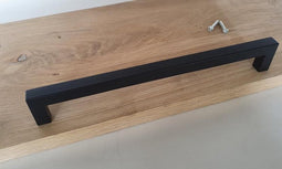 Handgreep 236mm, Hartafstand 224mm + bevestigingsbouten - Voor Kast, Keukenkast, Lade Of Deurtje - Vierkante Luxe Greep Inclusief Schroeven - Strak Meubelbeslag - Hoogwaardig Metaal - Modern Zwart