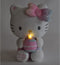Hello Kitty Interactieve Pluche Verjaardag +/- 26 cm - JEMINI - Interactieve muziek, kaars en gelach.