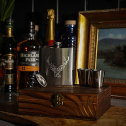 Heupfles Edelhert - Luxe Set - RVS - Gegraveerd - Selbraehouse Scotland