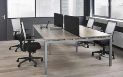 Hoogte verstelbare Bench werkplek Kubus breed 240CM bladkleur Robson Eiken framekleur Aluminium (RAL9006) aantal werkplekken 4