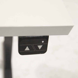 Dextro basic zit/sta 120x80cm, electrisch hoogte verstelbare werkplek, T-poot frame. Frame kleur aluminium (RAL9006) en blad Honey Castello