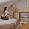 Lionelo Thomi Plus 5in1 - Meegroeibed Co Sleeper Babybed Baby Box Peuterbed Bank - 7 hoogtes - 2x matrassen T25 - Verstelbare Poten - Ademend & Afritsbare Zijkant - Opbergmand - Wielen - Wasbare Bekleding - tot 100 kg - Beige Karamel