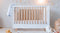 Hypnia - Baby Bed - Cocoon Babybed - Peuterbed - Babybed 60 x 120 - Zonder Opberglade - Met Spijlen - Lattenbodem - Bedbodem - Wit Hout - Eenvoudige Montage - Goed Verstevigd - Tijdloze Bedbodem - Geschikt Voor Ieder Matras