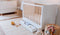 Hypnia - Baby Bed - Cocoon Babybed - Peuterbed - Babybed 60 x 120 - Met Opberglade - Spijlen - Lattenbodem - Bedbodem - Wit Hout - Eenvoudige Montage - Goed Verstevigd - Tijdloze Bedbodem - Geschikt Voor Ieder Matras