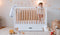 Hypnia - Baby Bed - Cocoon Babybed - Peuterbed - Babybed 60 x 120 - Met Opberglade - Spijlen - Lattenbodem - Bedbodem - Wit Hout - Eenvoudige Montage - Goed Verstevigd - Tijdloze Bedbodem - Geschikt Voor Ieder Matras