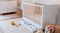Hypnia - Baby Bed - Cocoon Babybed - Peuterbed - Babybed 70 x 140 - Met Opberglade - Spijlen - Lattenbodem - Bedbodem - Wit Hout - Eenvoudige Montage - Goed Verstevigd - Tijdloze Bedbodem - Geschikt Voor Ieder Matras