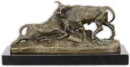 EEN BRONZEN GROEP VAN EEN PAAR VECHTENDE STIEREN