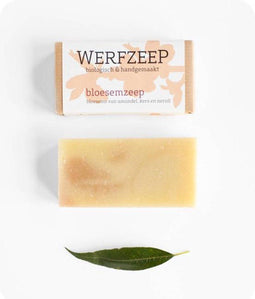 Werfzeep Bloesemzeep – Bloesems van amandel, kers en neroli - Natuurlijke zeep - Handgemaakt - Biologische en Vegan zeep - 100 gram