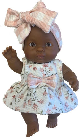 Paola Reina Puppegie Jana babypop donker meisje met jurk 21cm