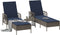 vidaXL - Ligbedden - 2 - stuks - met - Kussens - en - Tafel - Grijs - Poly - Rattan