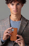 Dbramante1928 iPhone 12/12 Pro - Flip cover - Magneetsluiting en ruimte voor pasjes - Cognac