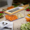 Just Vegan, Bamboo Veggi Dicer - Mandoline keukensnijder - 4 opzetstukken - Glas & Bamboe - Multifunctionele Groenresnijder - Uiensnijder