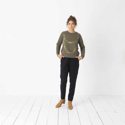 Kaki groene sweater van organisch katoen.