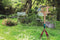 Lifetime Garden - Vogelhuisje op Paal - 115 x 35 x 35 CM - Beschermt Vogelvoer tegen Zon en Regen - Houtkleur