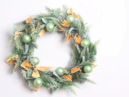 Kerstkrans Gouden Strikjes– metallic groene kerstballen Ø 4 cm - junipers groen Ø 40 cm