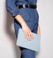 Selencia Tablet Hoes Geschikt voor iPad 8 (2020) 8e generatie / iPad 7 (2019) 7e generatie / iPad 9 (2021) 9e generatie - Selencia Nuria Vegan Lederen Trifold Bookcase - Lichtblauw