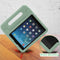 Kidsproof Backcover met handvat voor de iPad 6 (2018) / iPad 5 (2017) - Olijfgroen
