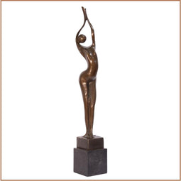 MODERN BRONZEN SCULPTUUR VAN EEN STAANDE VROUW