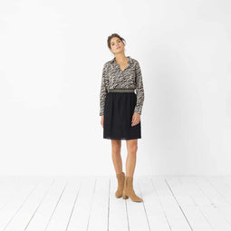 Knielange rok van zwarte broderie met zwart-gouden tailleband