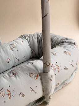 Konges Sløjd Babynest met boog voor speeltjes - Miso Raindrops